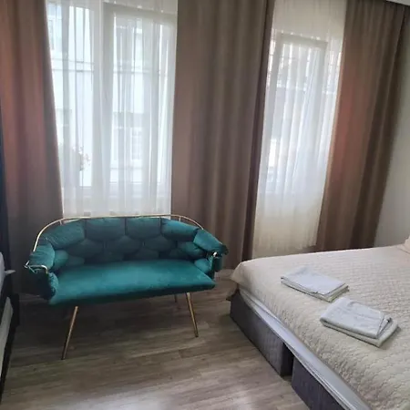 Theodora Down Town Hostel *