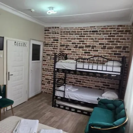 Theodora Down Town Hostel *