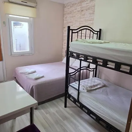 Theodora Down Town Hostel *